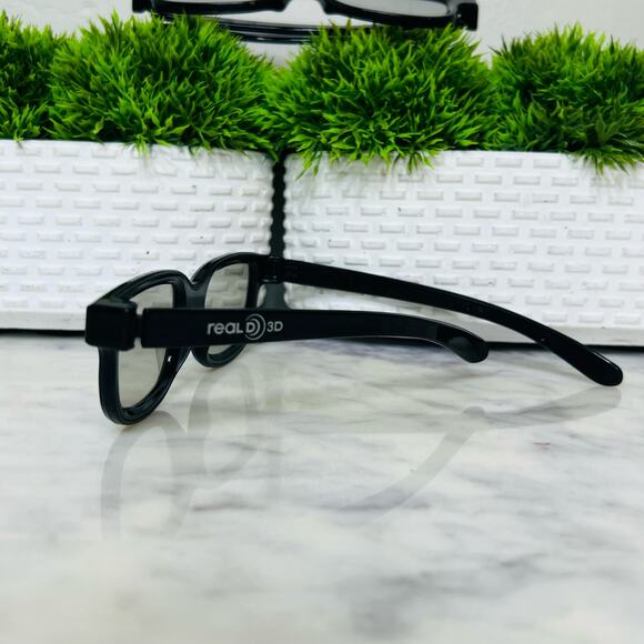 2 Pairs of RealD 3D Glasses - Picture 2 of 6